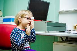 Myopie infantile : sortir plus souvent diminue les risques