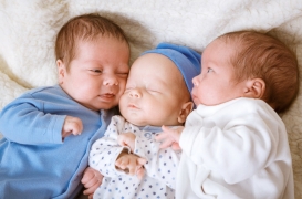 Un mois après avoir eu son bébé, elle accouche de jumeaux