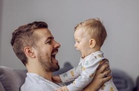 Aux babillages des jeunes enfants, mieux vaut répondre par un vocabulaire normal