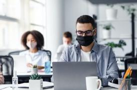Une personne sur deux est symptomatique lorsqu’elle contamine un collègue sur son lieu de travail