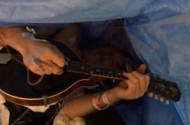 Cerveau : Jim Milot se fait opérer en jouant de la mandoline