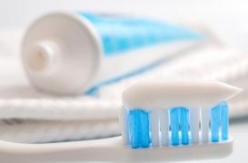 Deux dentifrices sur trois contiennent du dioxyde de titane, au possible effet cancérogène