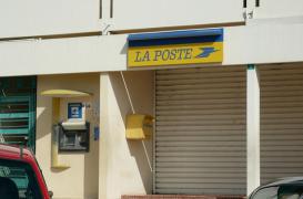 AVC : une postière porte plainte contre son employeur