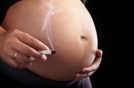 Tabac pendant la grossesse : la vitamine C en complément pourrait réduire les dégâts 