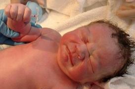 Dexter en photo avec le stérilet de sa mère