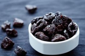 Pourquoi les femmes ménopausées doivent manger des pruneaux ? 