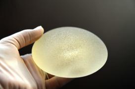 Implants mammaires : 22 cas de lymphomes liés recensés 
