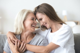 L'amour d’une mère peut aider l'adolescent à éviter les relations violentes.