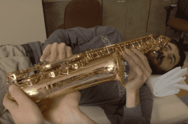 Tumeur au cerveau : les médecins opèrent un patient qui joue du saxo 