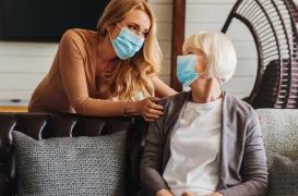 Le port du masque inciterait à s'approcher plus près des autres personnes 