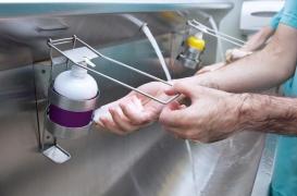 Infection nosocomiale : un tissu auto-désinfectant sur les portes