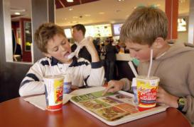 Fast food : des scientifiques appellent à limiter les calories des 