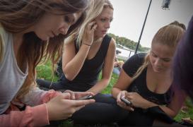 Smartphone : les adultes de demain seront bossus !