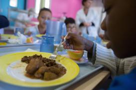 Cantine : les enfants mangent trop vite