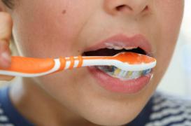 Comment les toilettes dans les salles de bains contaminent les brosses à dents 