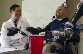 VIDEO. Un tétraplégique contrôle un bras artificiel par la pensée