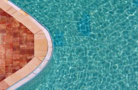 Piscine : les yeux rouges sont dus à l'urine, pas au chlore !