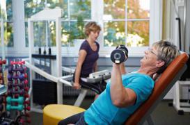 Seniors : soulever des poids pour protéger son cerveau