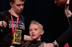 Cancer : une petite fille de 9 ans se rase la tête pour soutenir son frère