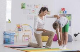 C’est aux parents de vérifier si leur enfant souffre de scoliose, déformation du dos dont souffrent 2 millions de Français