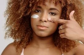 20% des Africaines utilisent des crèmes dépigmentantes : une nouvelle campagne de sensibilisation envahit le métro