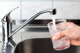 Santé des enfants : boire de l’eau du robinet ou en bouteille