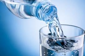 Obésité : remplacer un verre de bière par un verre d’eau réduit le risque
