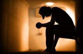 Enfance difficile, puis adolescence délinquante et risque de suicide