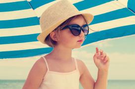 Soleil : le parasol protège moins bien que la crème solaire 