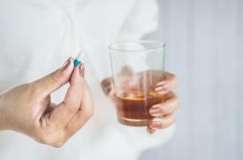 Une pilule contre la gueule de bois commercialisée en France