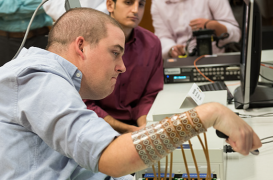 Un tétraplégique bouge ses doigts grâce à une puce dans le cerveau