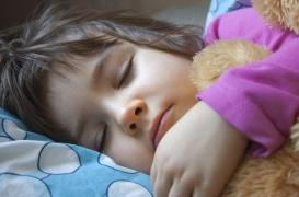 Obésité infantile : se coucher à heure fixe réduit le risque