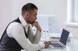 Travail : manger sur son bureau expose à des millions de bactéries