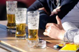 Addictions : pourquoi boire de l'alcool donne envie de fumer 