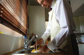 Faire la vaisselle pour évacuer son stress