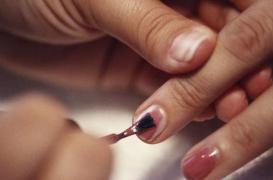 Perturbateurs endocriniens : des fabricants de vernis à ongles accusés 