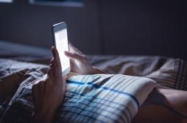 Laisser son téléphone sur sa table la nuit est déconseillé : voici pourquoi