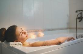 Sommeil : un bain chaud 1h30 avant d'aller au lit permettrait de mieux dormir 