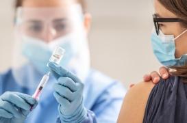 Agir sur l’entourage des personnes infectées : quel bénéfice pour augmenter le taux de vaccination ?