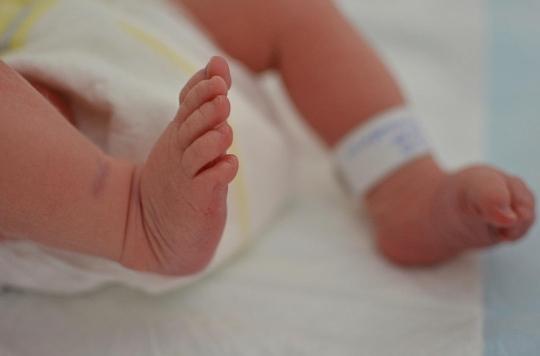 Un bébé naît avec quatre bras et quatre jambes