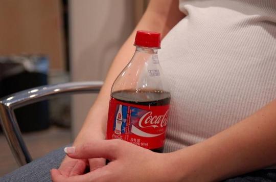 Grossesse : boire des sodas light augmente le risque d'obésité infantile