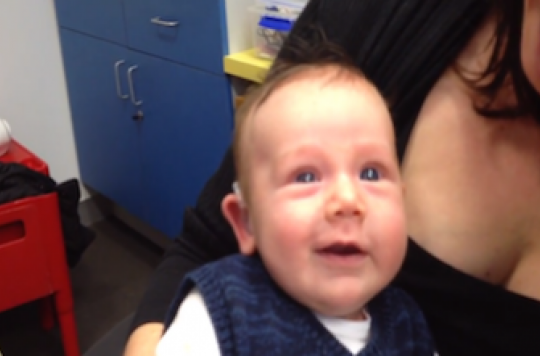 Vidéo : le sourire du petit Lachlan qui entend pour la première fois 