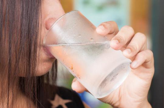 Boire de l'eau pour manger moins et mieux
