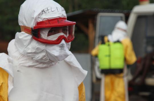 Ebola : François Hollande en Guinée pour apporter le soutien de la France