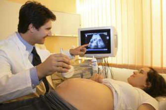 Un bébé vient au monde après 8 mois dans l'abdomen de sa mère