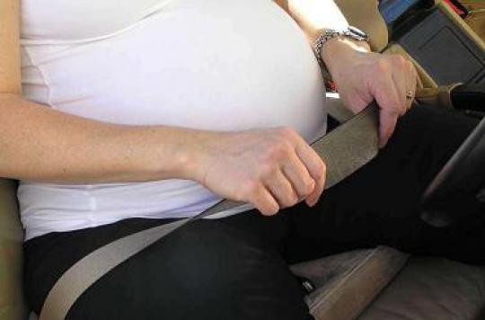Grossesse : boucler sa ceinture de sécurité protège le foetus