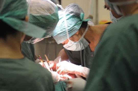 Erreur rarissime : un chirurgien oublie une pince dans le ventre d'une patiente