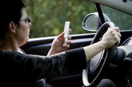 Les femmes abusent des SMS au volant