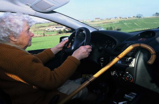 Seniors au volant : prévenir plutôt qu’interdire   