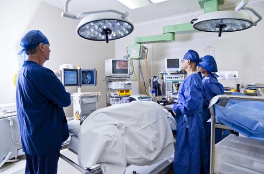 Première en France : un anévrisme de l'aorte traité en ambulatoire